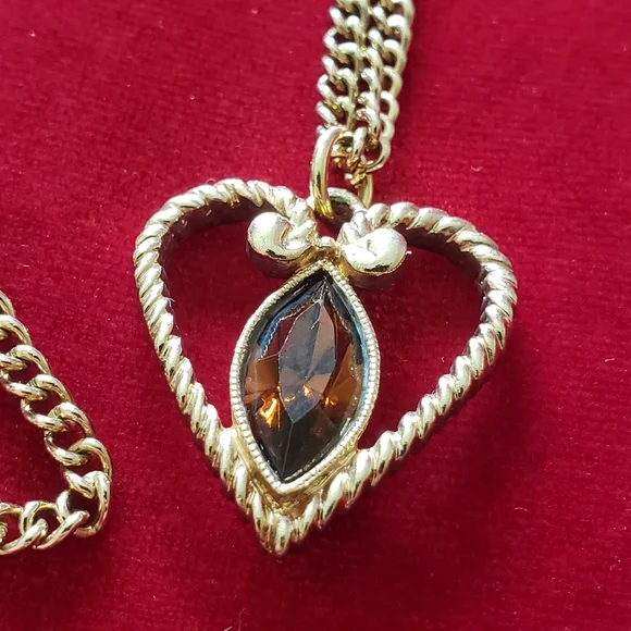 Vintage Avon Gold Tone Heart Pendant With Glass Rhinestone Necklace - Picture 4 of 12